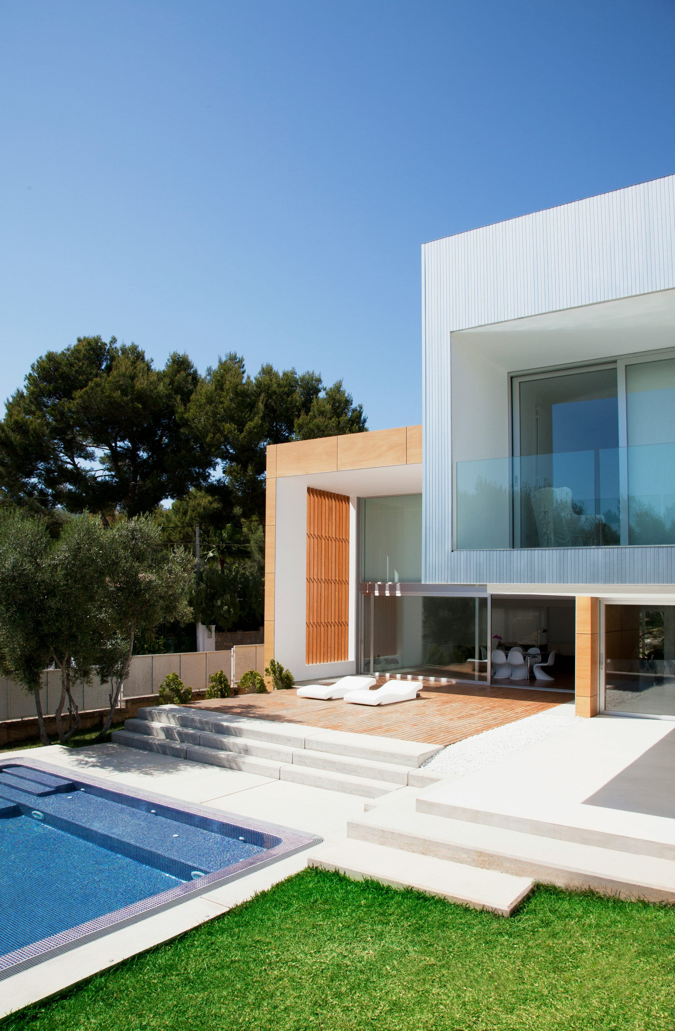 Villa contemporaine avec larges baies vitrées