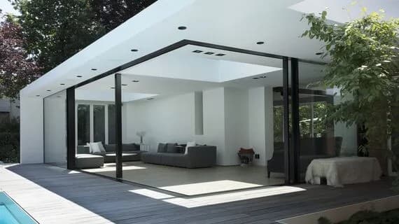 Salon baigné de lumière avec grande fenêtre panoramique