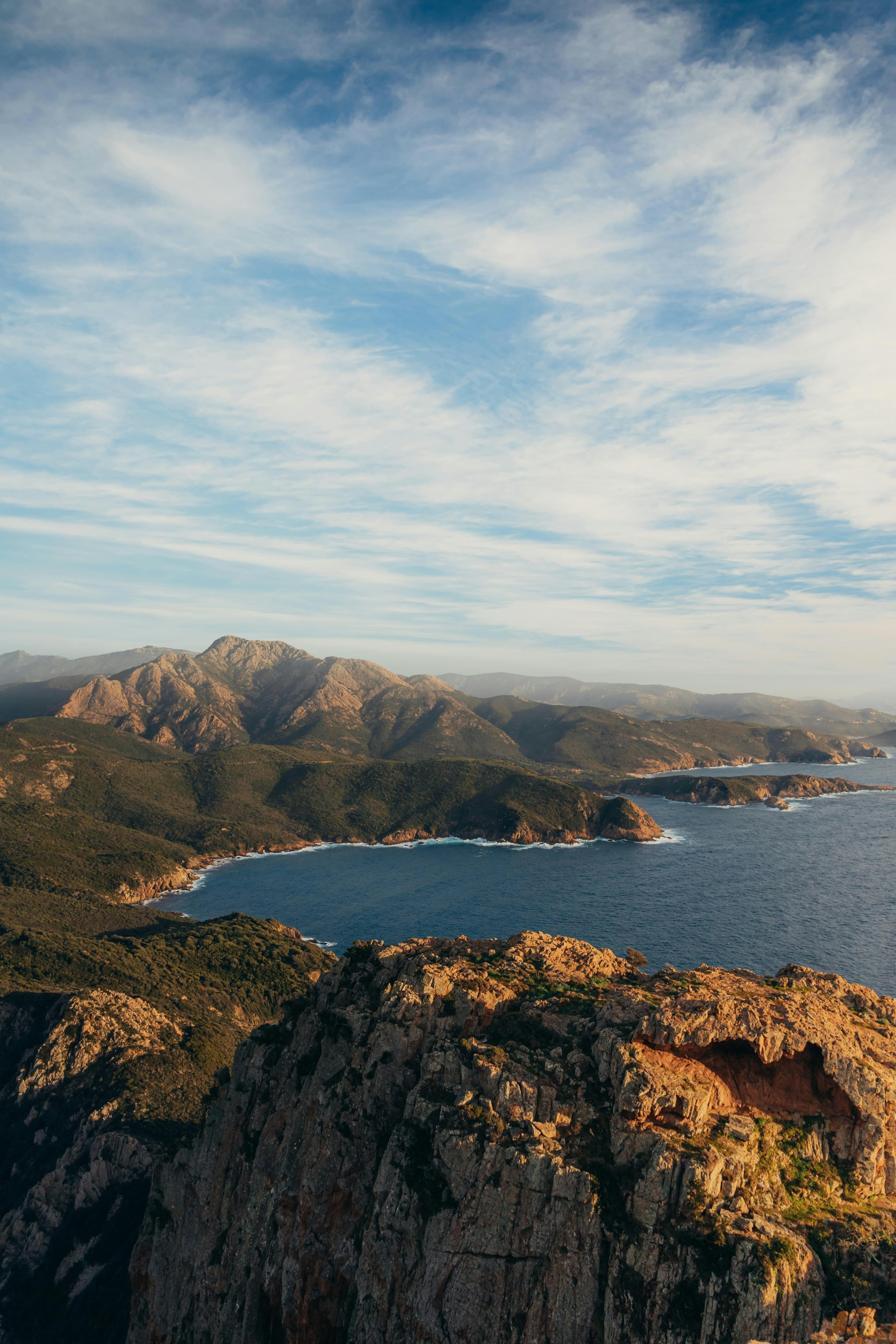 Vue aérienne de la côte corse, rochers et mer bleue