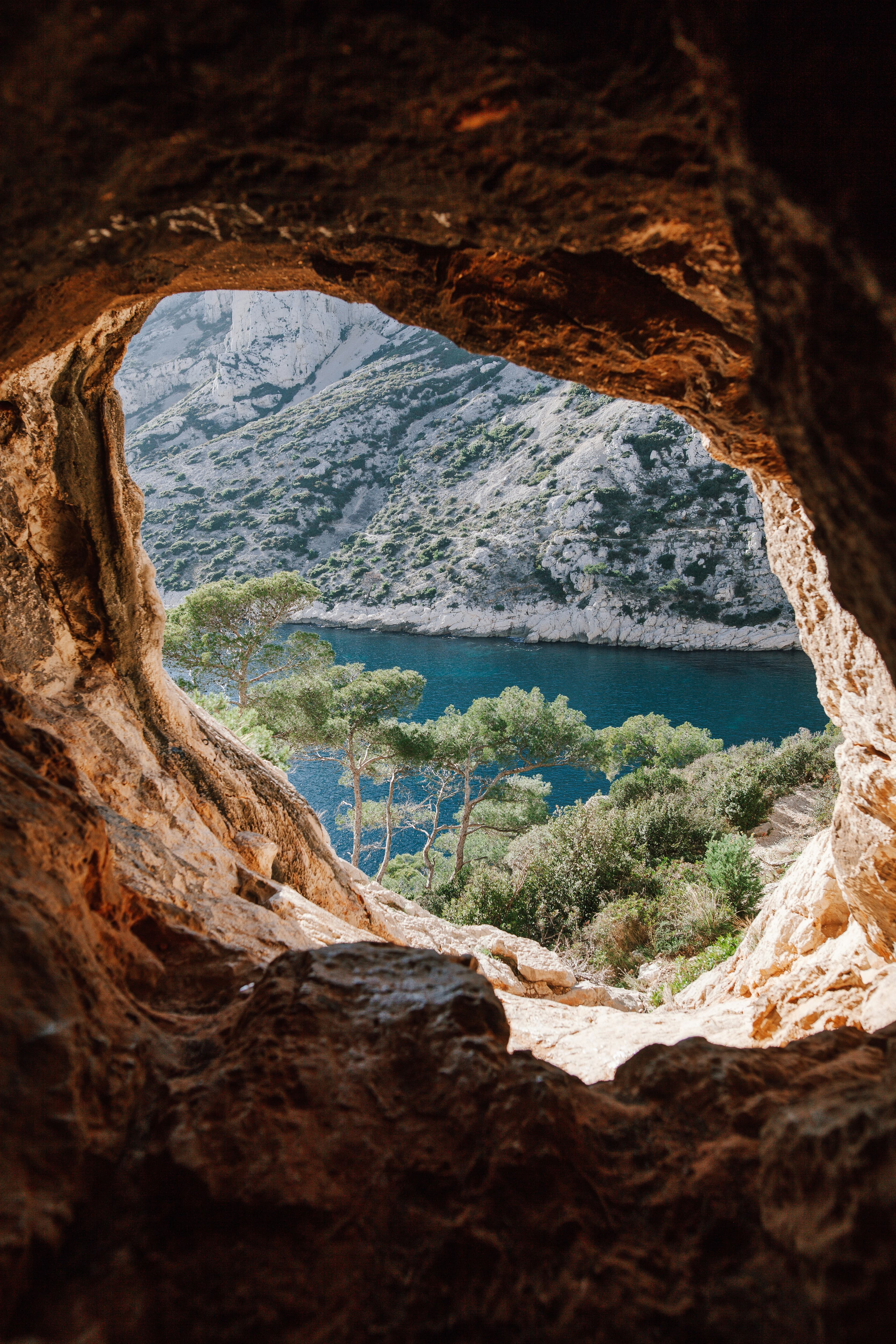 Vue sur la mer de Corse encadrée par une arche rocheuse naturelle