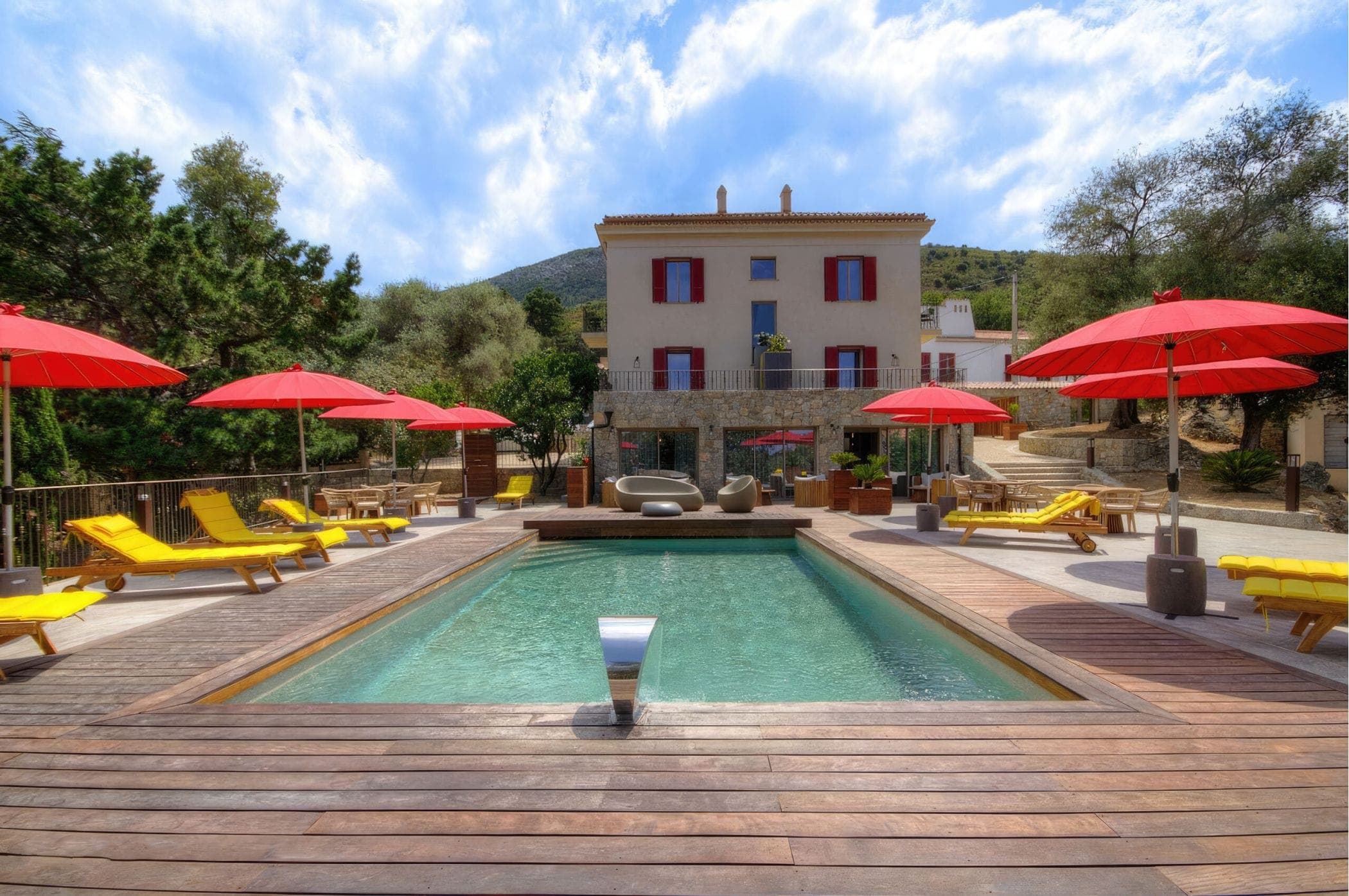 Villa au coucher de soleil avec grande baie vitrée ouverte sur piscine